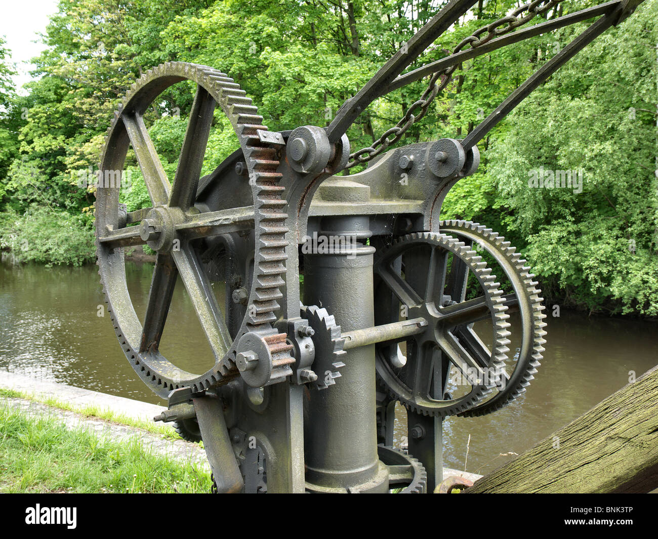 Getriebe von einem alten Kran an der Ilmenau in Lüneburg. Stockfoto