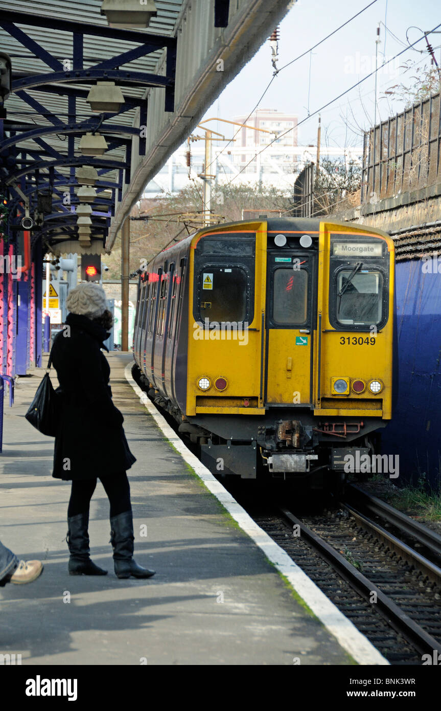 Lady zu den Moorgate Zug an Drayton Park Station Highbury London England UK Stockfoto