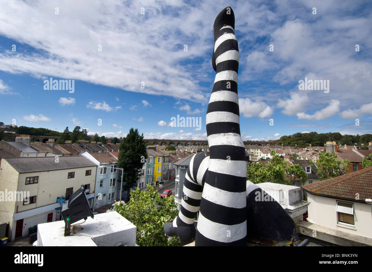 Die kultigen skulpturierten gestreifte Beine auf dem Dach des Herzog von Yorks Kinos in Brighton, East Sussex, das älteste Kino in Großbritannien Stockfoto