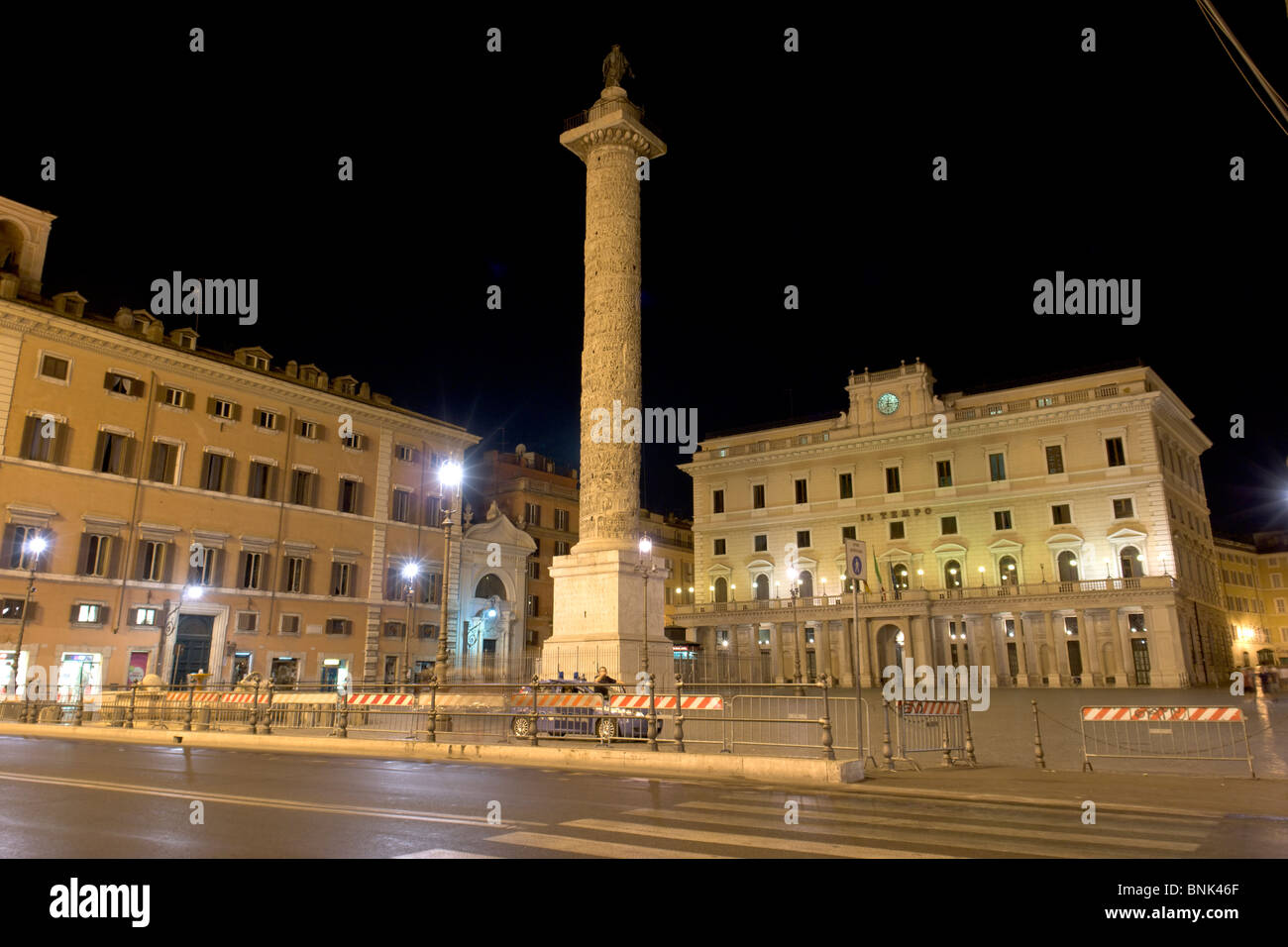 Gesamtansicht der Piazza Colonna in der Nacht (...) Stockfoto