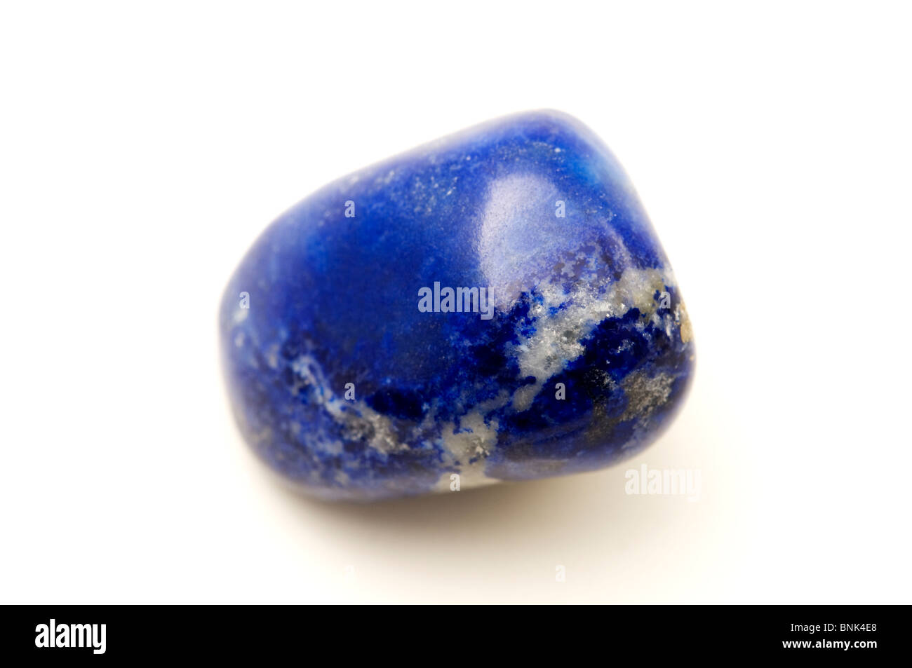 Lapis Lazuli auf weißem Hintergrund Stockfoto