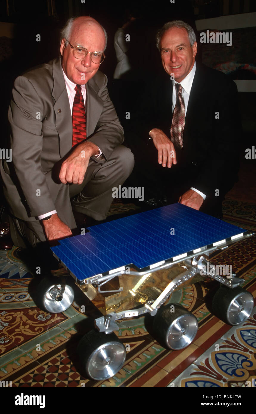 WASHINGTON, DC, USA - 1997/07/22: US-Senator Patrick Leahy, Links, und NASA-Administrator Daniel Goldin Ansicht ein Modell der Mars Pathfinder Mission auf dem Capitol Hill Juli 22, 1997 in Washington, DC. (Foto von Richard Ellis) Stockfoto