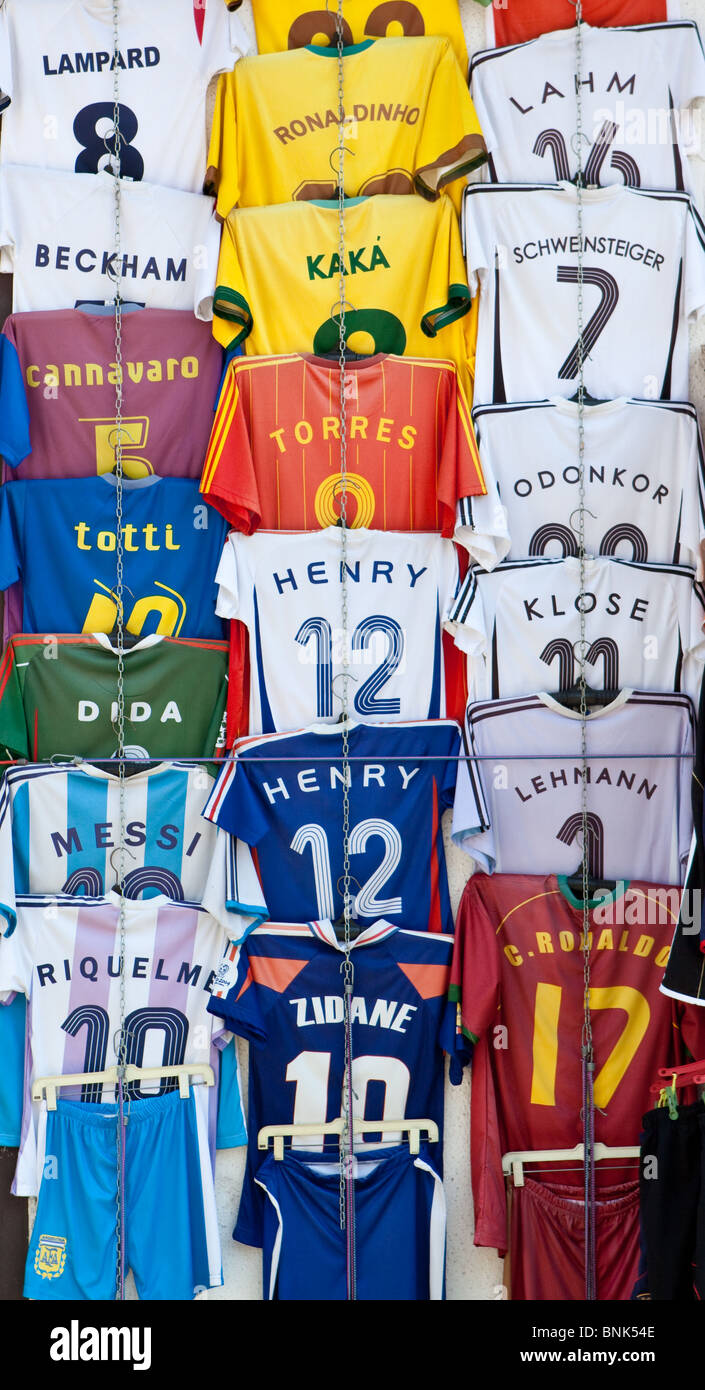 Anzeige der internationalen Fußball-Shirts zum Verkauf im World-Cup-Jahr 2010 Stockfoto
