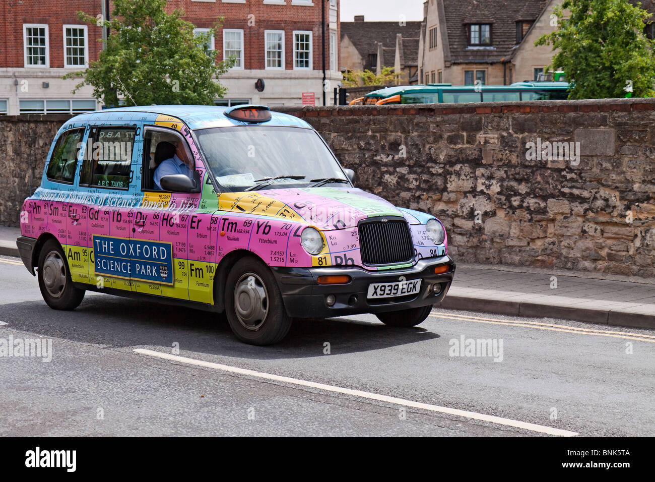 UK-Oxford-Taxi Periodensystem anzeigen Stockfoto