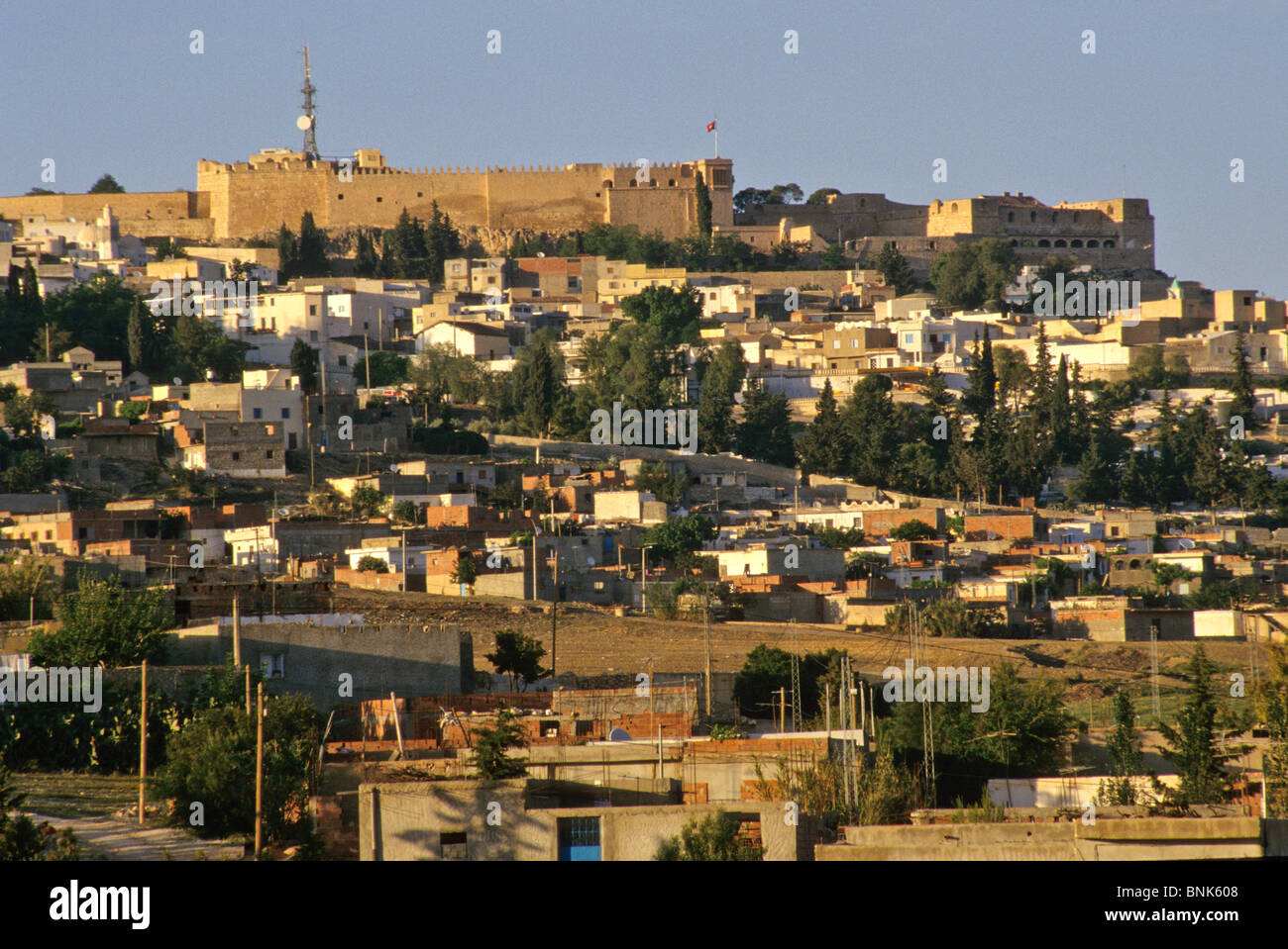 Tunesien, Le Kef. Die Zitadelle über der Stadt dominiert die Gegend. Hinweis Fernmeldeturm gegenübergestellt, Jahrhunderte alten Fort. Stockfoto