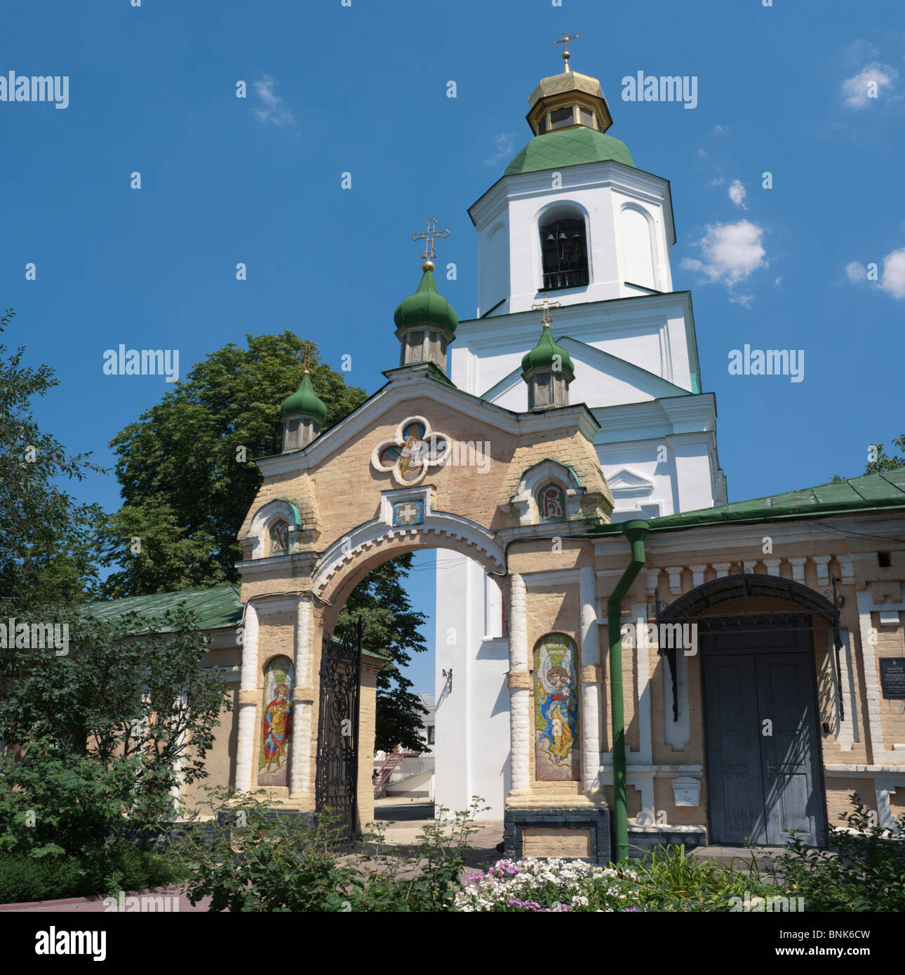 Kirche der Auferstehung (Ende des XVII. Jh.), Tor und Haus vor. Kiewer Höhlenkloster Lawra. Ukraine Stockfoto