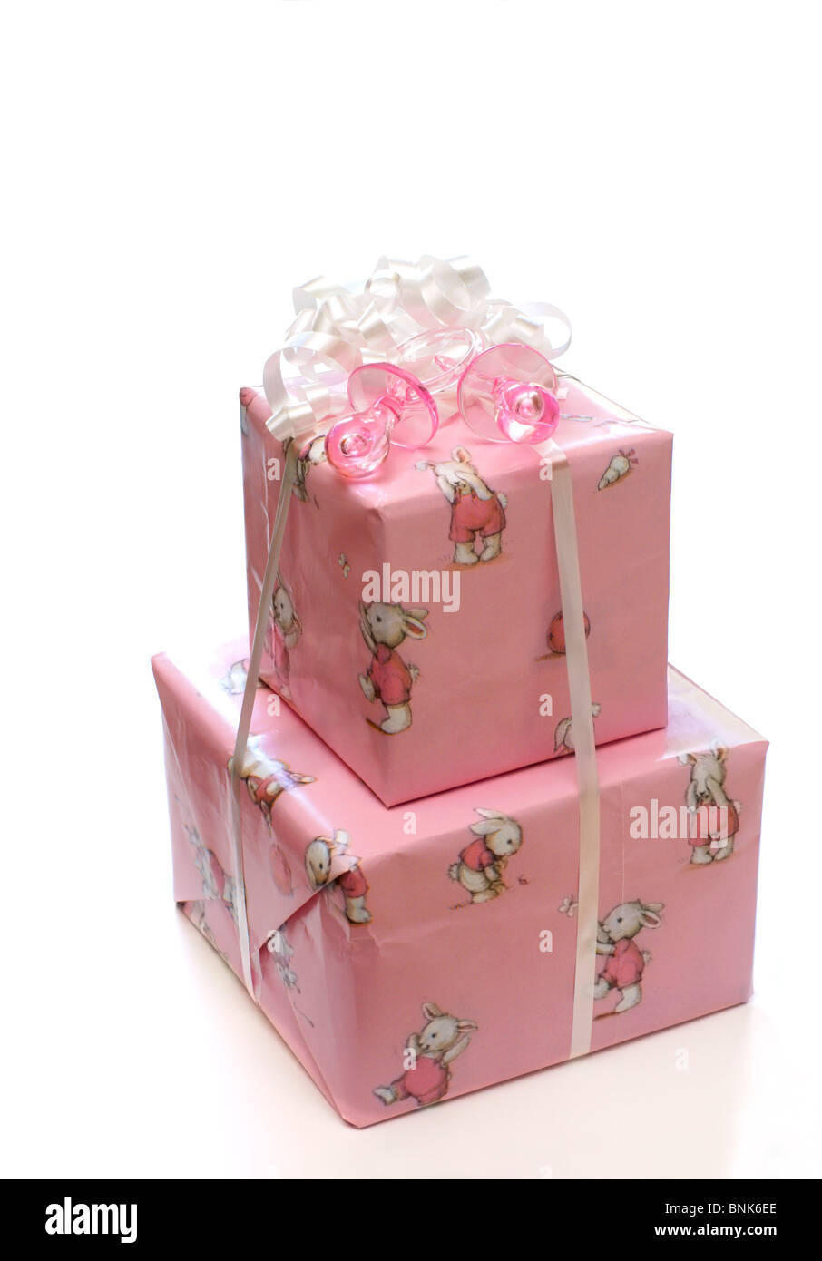 Verpackte Geschenke für das Babymädchen Stockfoto
