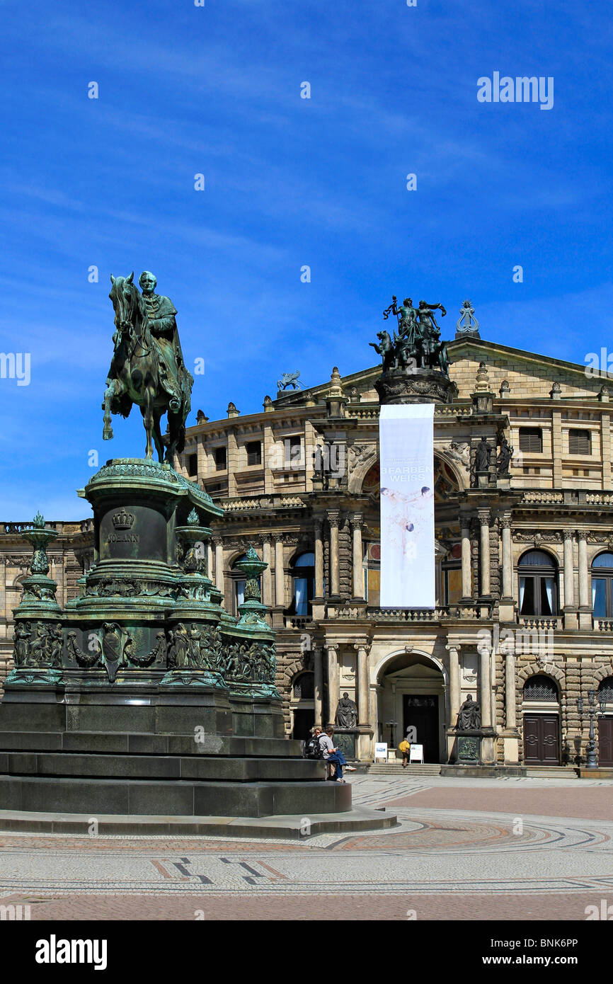 König John Memorial vor der Semperoper Opernhaus, Dresden, Sachsen, Deutschland Stockfoto