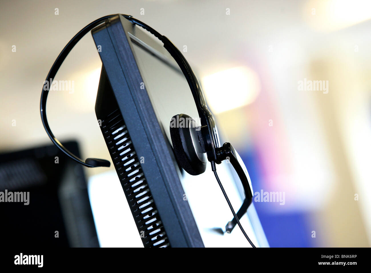Die Telefonistin Kopfhörer ruht auf einem Computer-Bildschirm Stockfoto