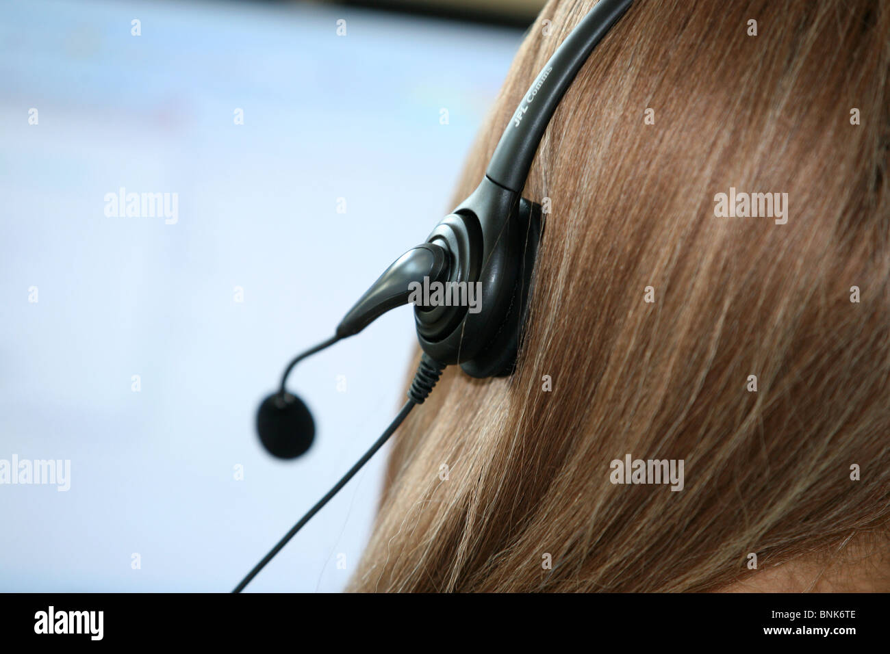 junge Frau, die Arbeit in modernen Callcenter Stockfoto