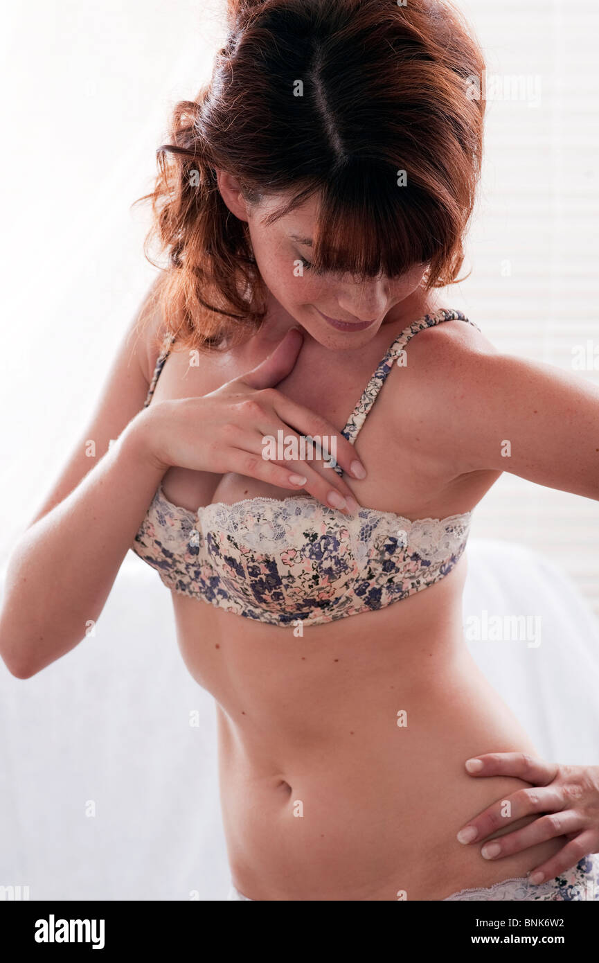 Junge Frau mit der Hand auf der Hüfte Stockfoto