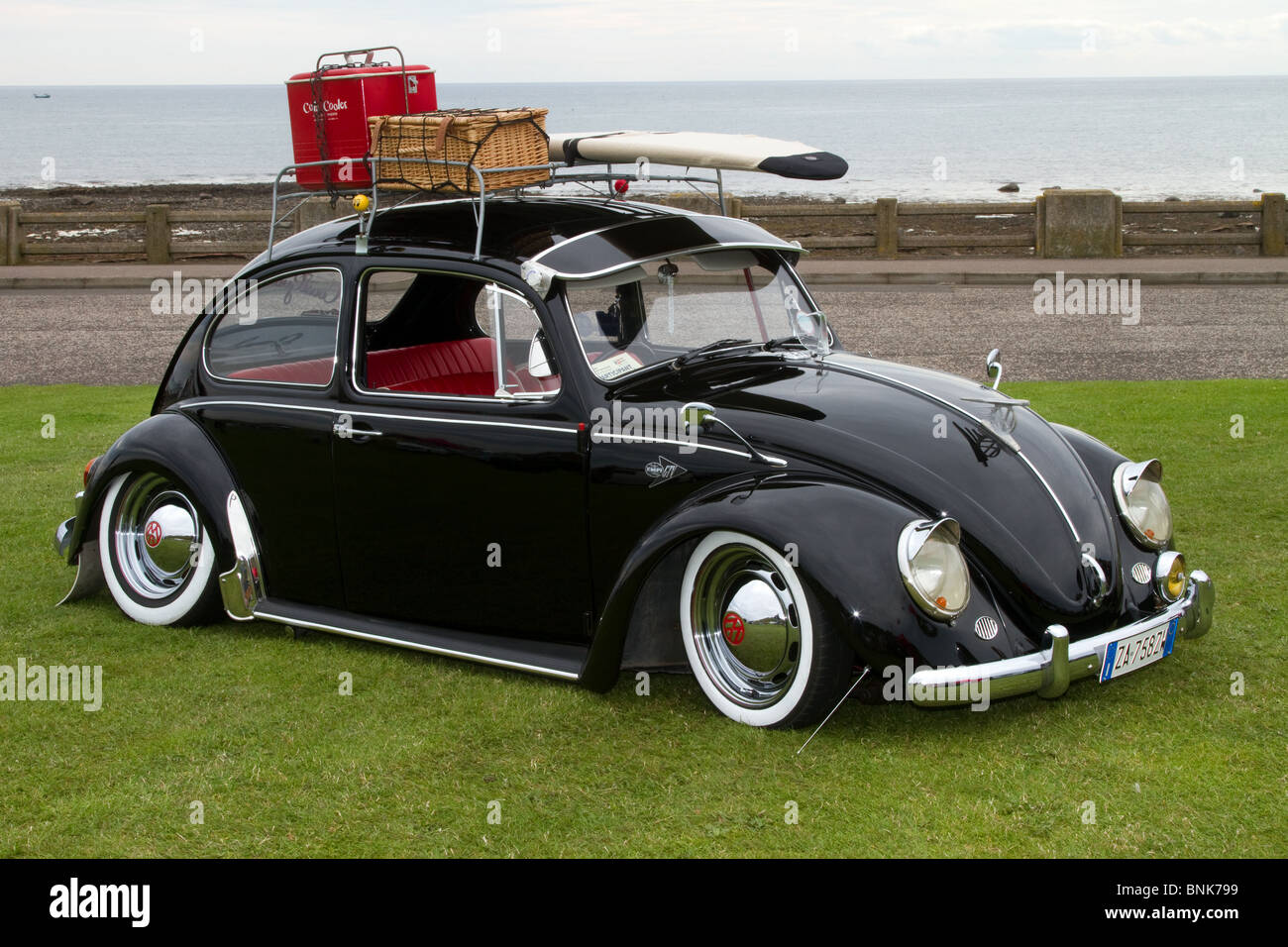Schwarz 1957 50er Jahre Vintage VW VW Käfer, Oldtimer, geliebter Veteran, restaurierter Oldtimer, Sammlermotoren, Vintage-Tradition, konservierte KÄFER Stockfoto