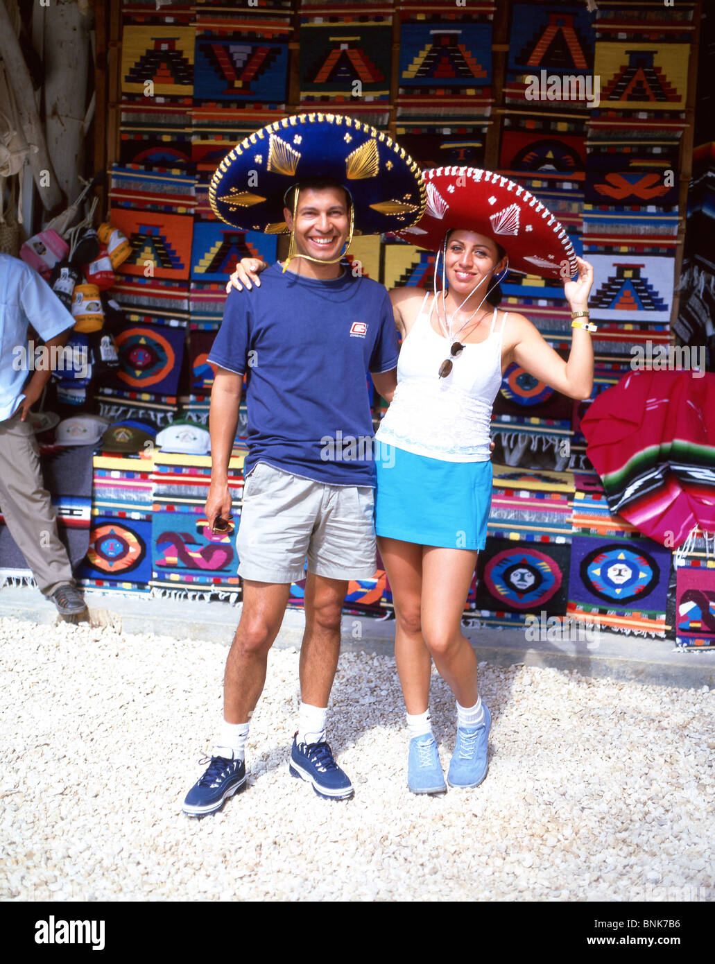 Paar mit mexikanischen Hüte in Straßenrand stall, Tulum, Quintana Roo, Mexiko Stockfoto