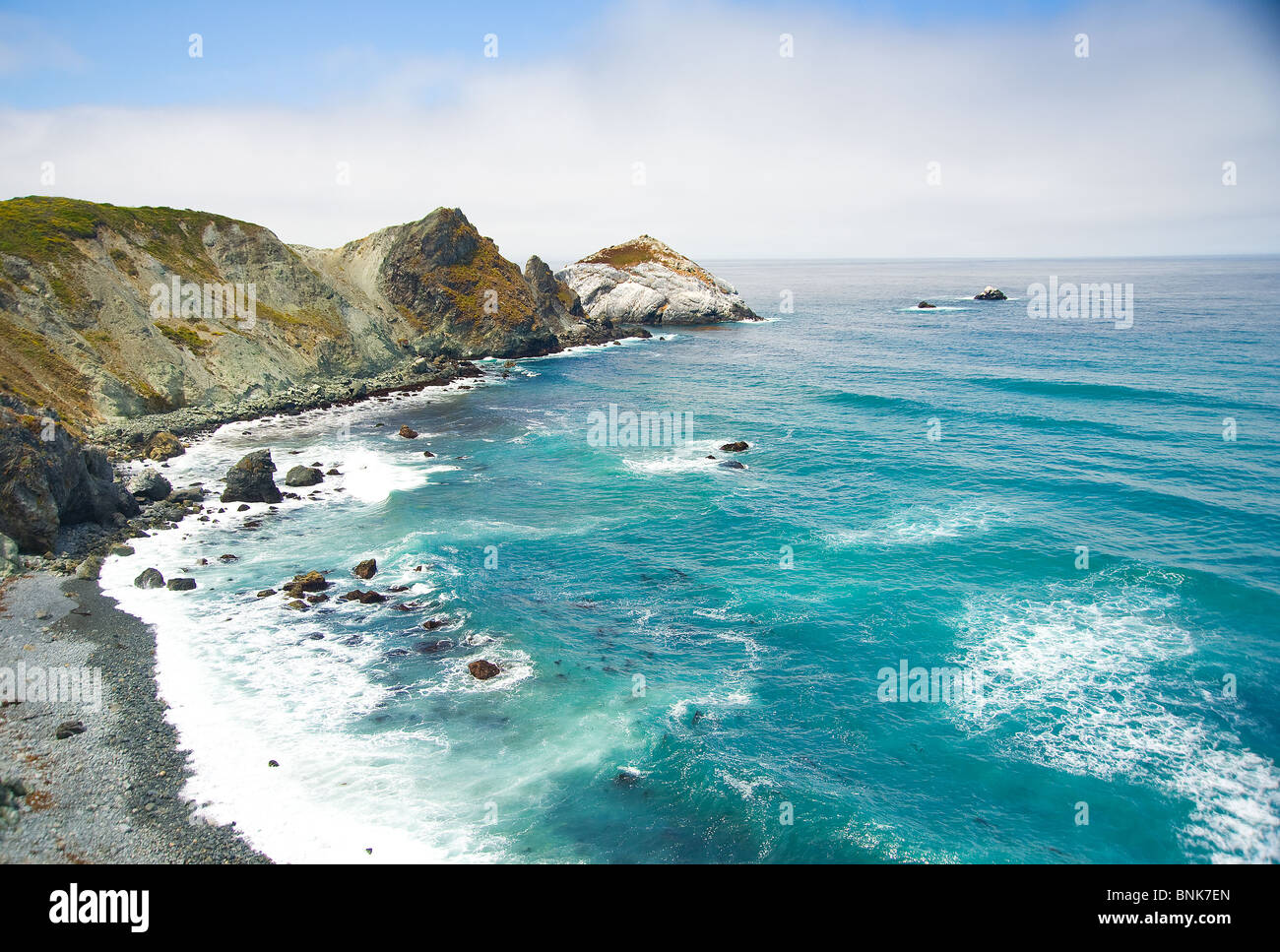 Ocean Scape Küste südlich von Monterey, Kalifornien, USA, blau Pazifikküste Oceanscape Wasserwellen Scape Welle sauber Stockfoto