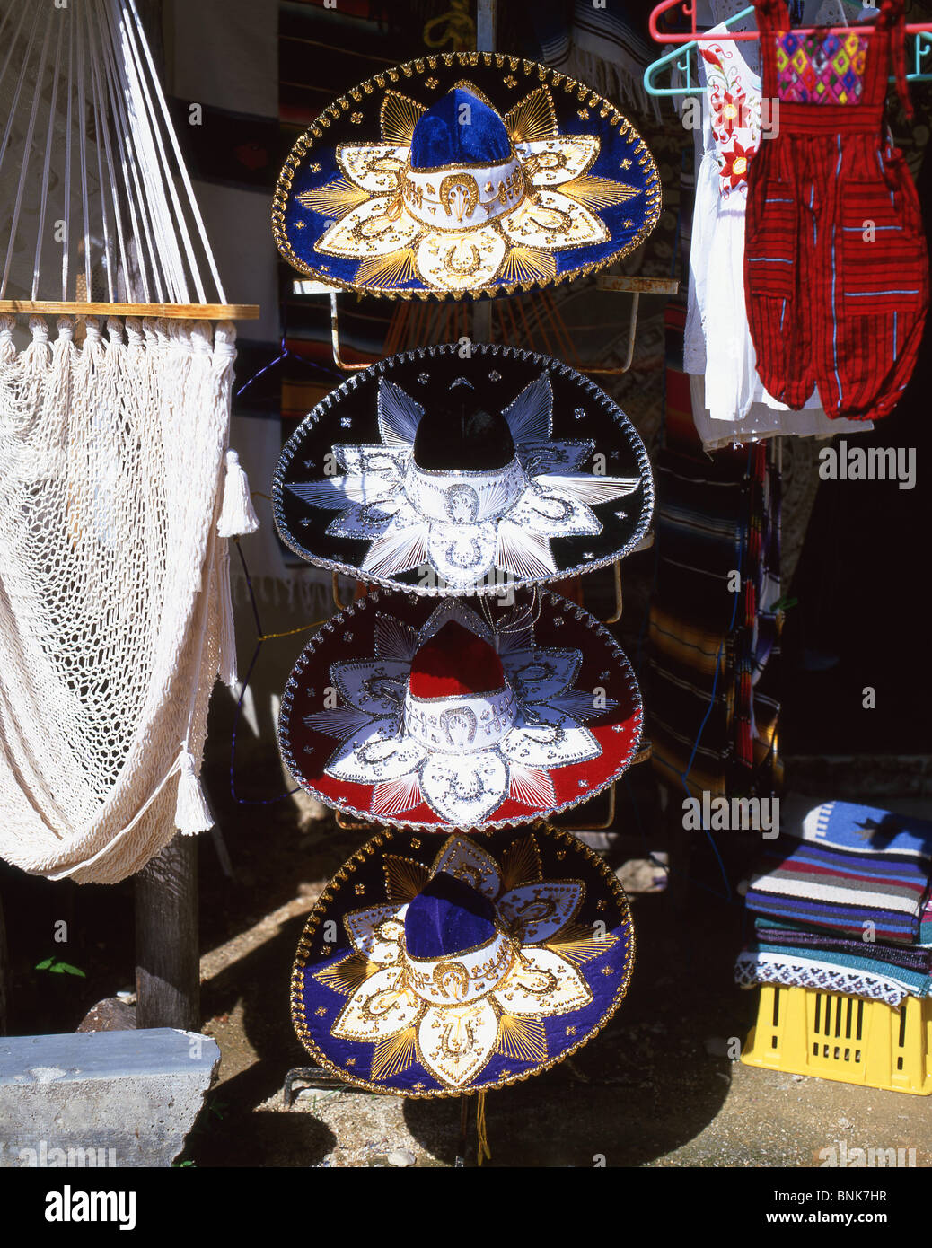 Mexikanische Hüte in Straßenrand stall, Tulum, Quintana Roo, Mexiko Stockfoto