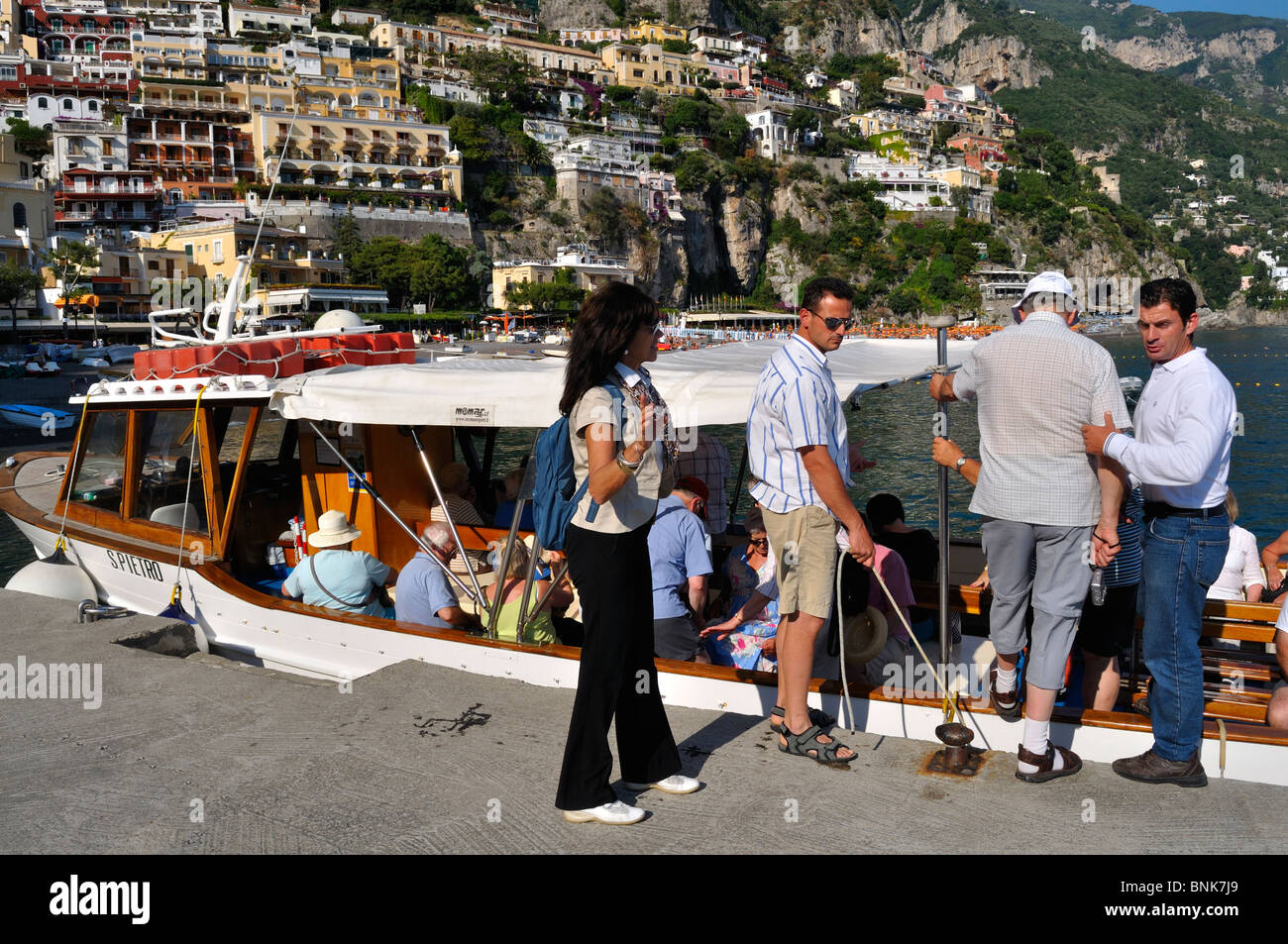 Denise die Seite & Moy Tourguide sehen den letzten ihrer Kunden ins Boot nach Amalfi Stockfoto