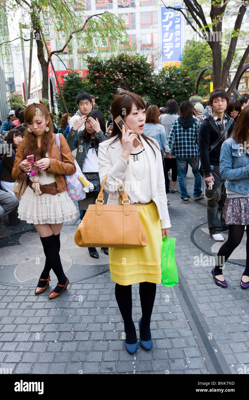 Die jungen Menschen warten Freunde neben dem Hund Hachiko Statue außerhalb vom Bahnhof Shibuya, Tokio, Japan Stockfoto