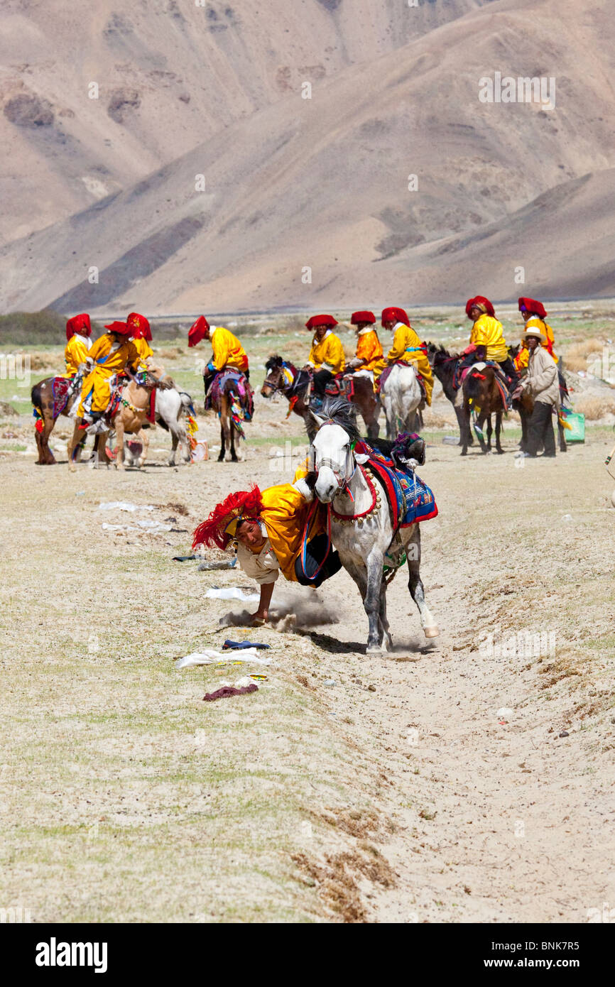 Pferd-Wettbewerb in einem Dorf auf dem Weg zum Everest Base Camp, Tibet Stockfoto