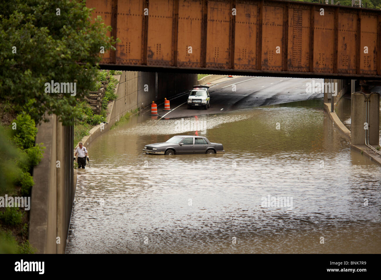 Überfluteten westlichen Vorort von Chicago. Überfluteten Viadukt am Interstate 290. Autobahn-Arbeiter auf der Suche nach Gully zu löschen. Stockfoto