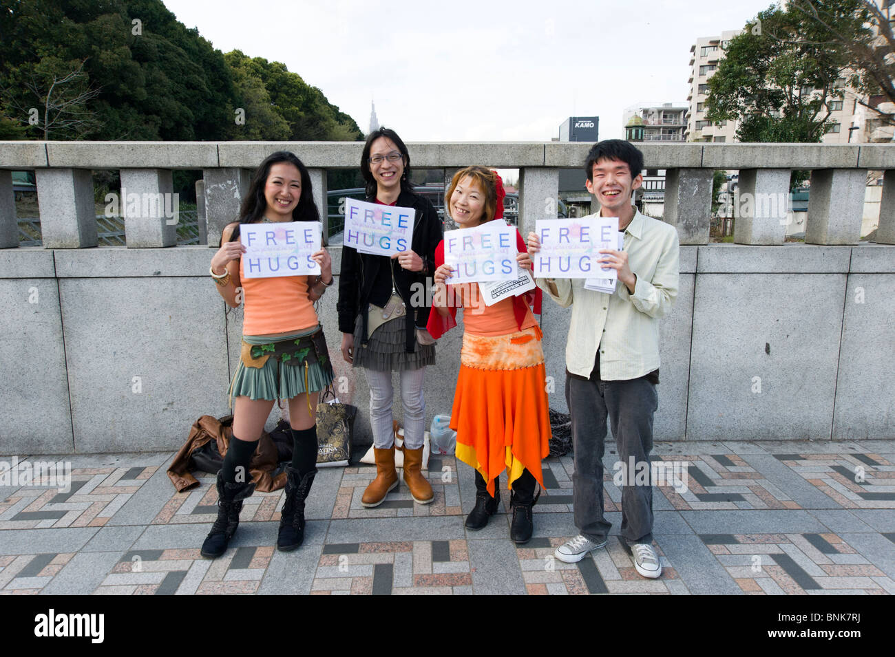 Jungen Menschen bieten kostenlose Umarmungen in Harajuku, Tokyo, Japan Stockfoto