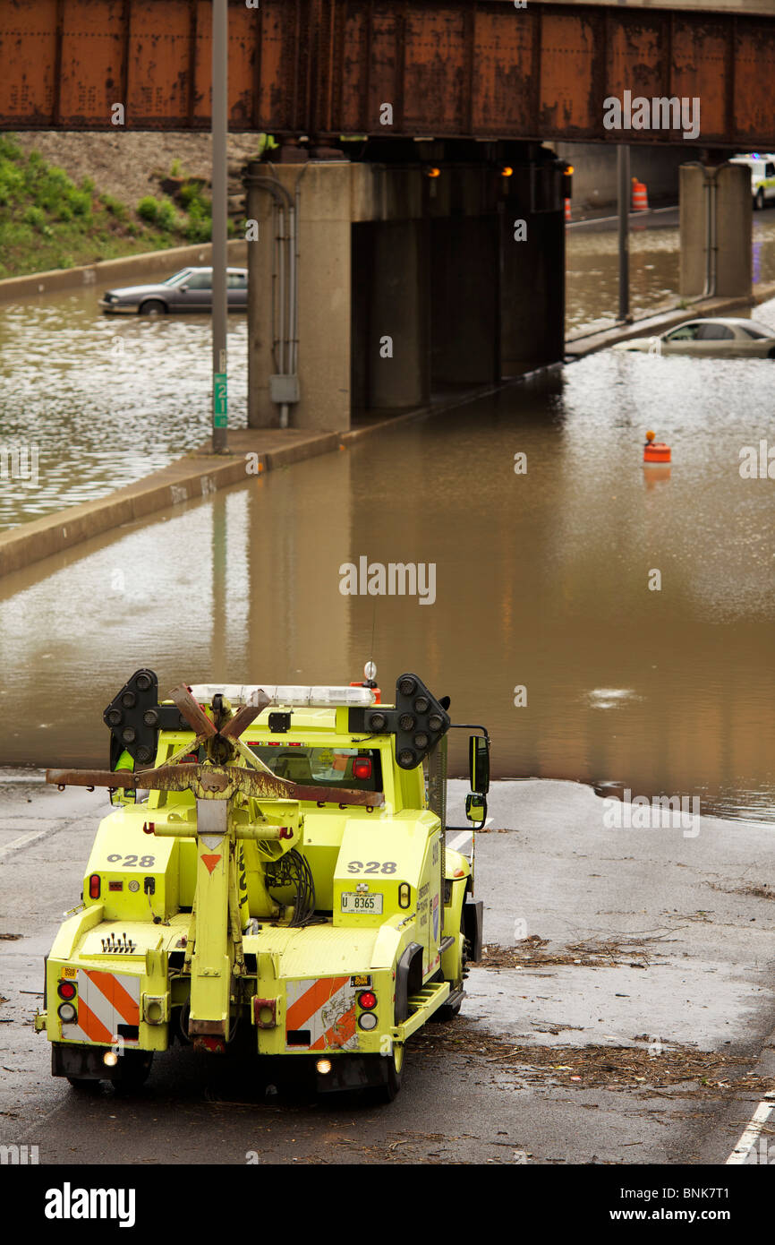 Überfluteten Viadukt am Interstate 290 mit gestrandeten Autos Autobahn Abteilung Fahrzeug stehen. Stockfoto