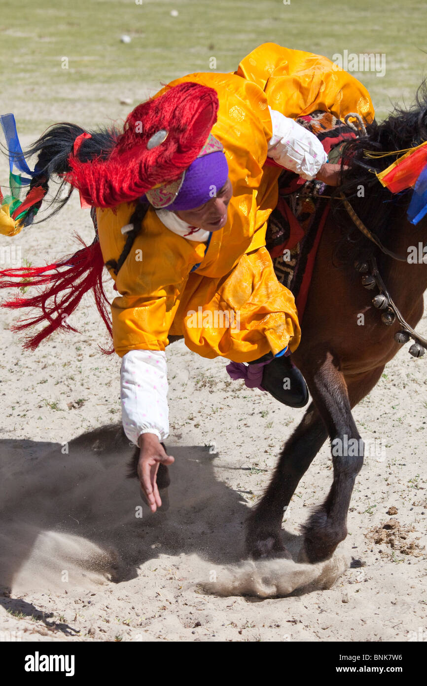 Reiter, die Biegung um zu holen einen Preis bei einem Wettbewerb in einem Dorf auf dem Weg zum Everest Base Camp, Tibet Stockfoto