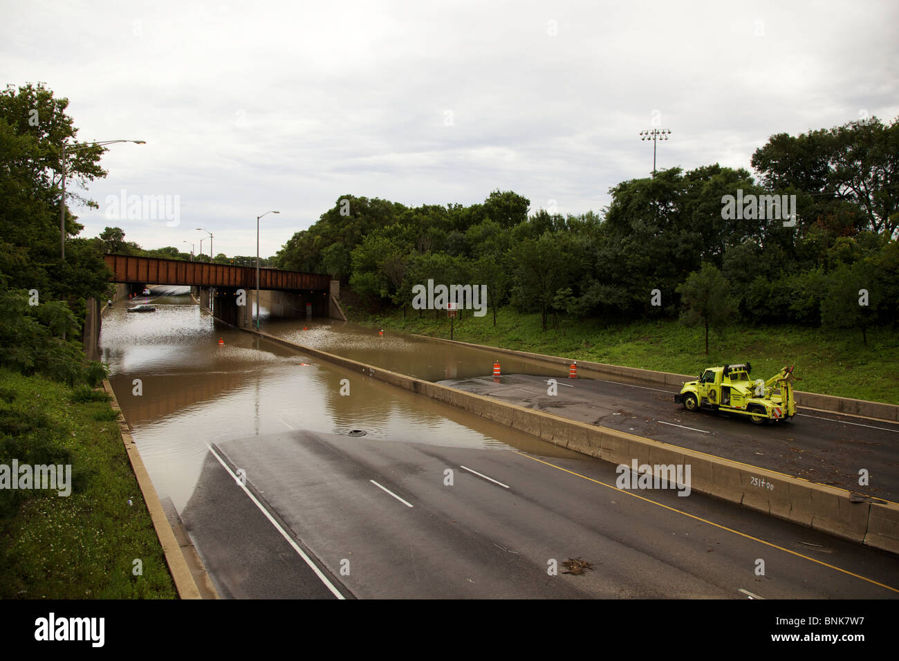Überfluteten Viadukt am Interstate 290 mit gestrandeten Autos Autobahn Abteilung Fahrzeug stehen. Forest Park, Illinois. Stockfoto