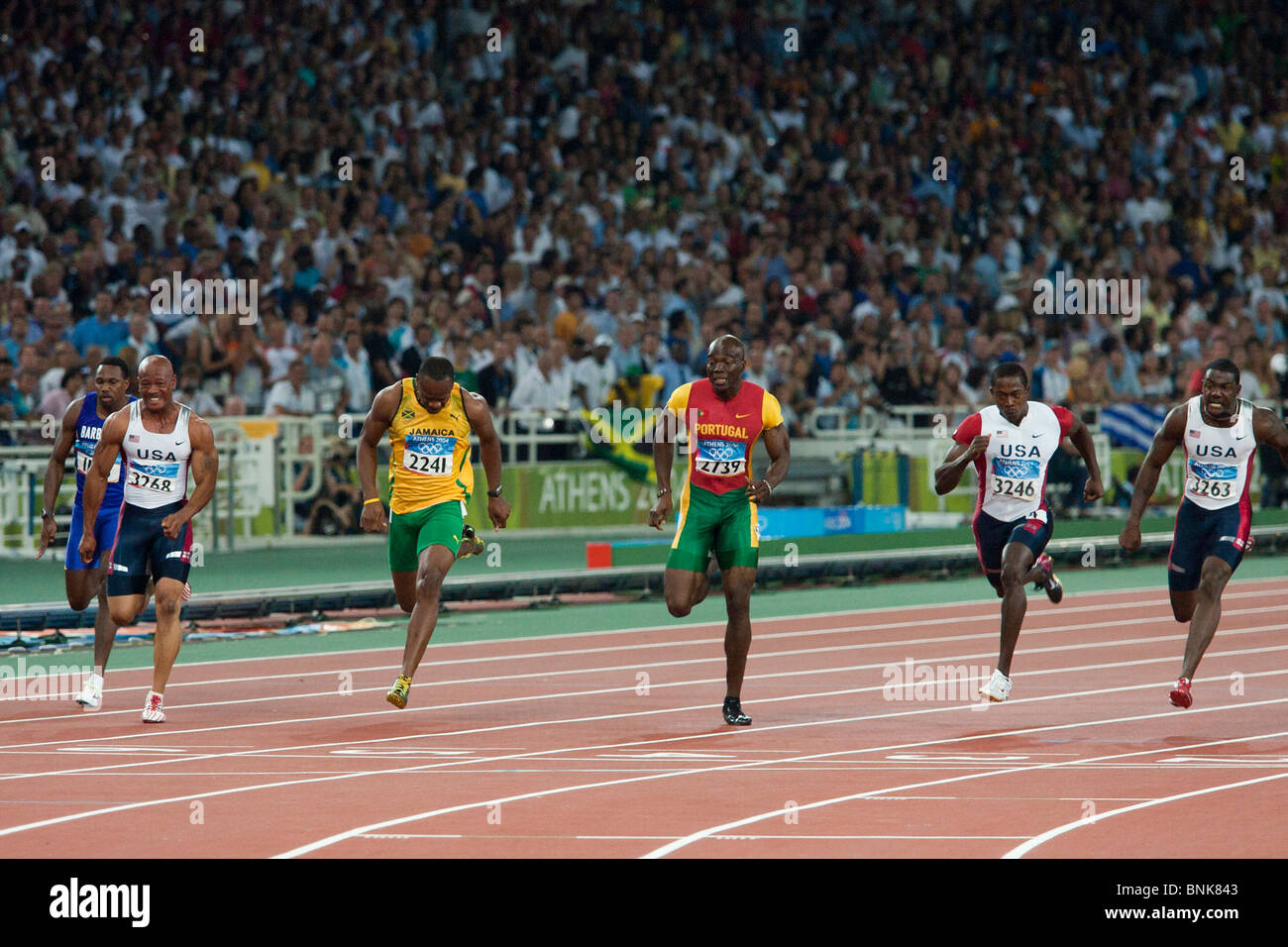 Justin Gatlin (USA) [rechtsextremen] gewinnen die Männer 100m bei den Olympischen Sommerspiele 2004, Athen, Griechenland. Stockfoto