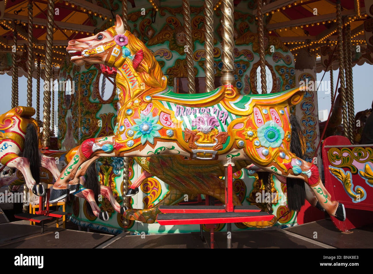 Festplatz merry go rund um Brighton Pier England UK Pferd Stockfoto