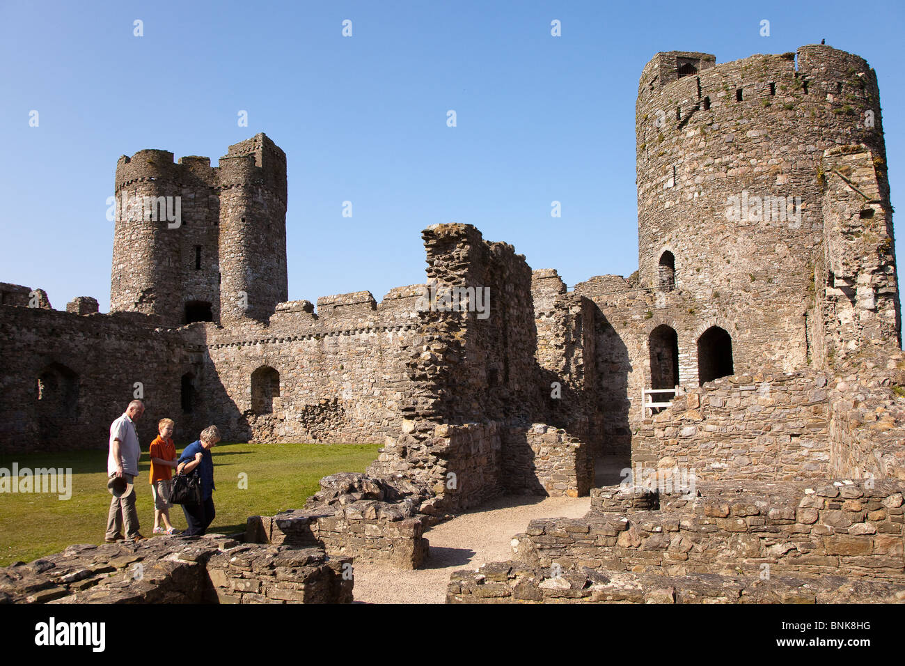 Menschen den Besuch der Ruins des Kidwelly Castle Carmarthenshire Wales UK Stockfoto