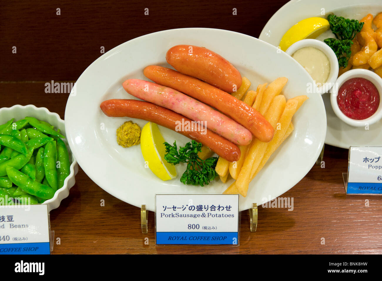 Kunststoff-Lebensmittel von ungesunden westliche Mahlzeit auf dem Display im Fenster "Restaurant" Tokyo, Japan Stockfoto