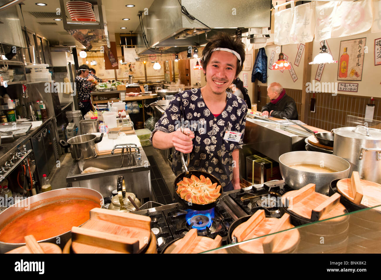 Küchenchef kocht Gyoza im traditionellen Restaurant, Tokio, Japan Stockfoto