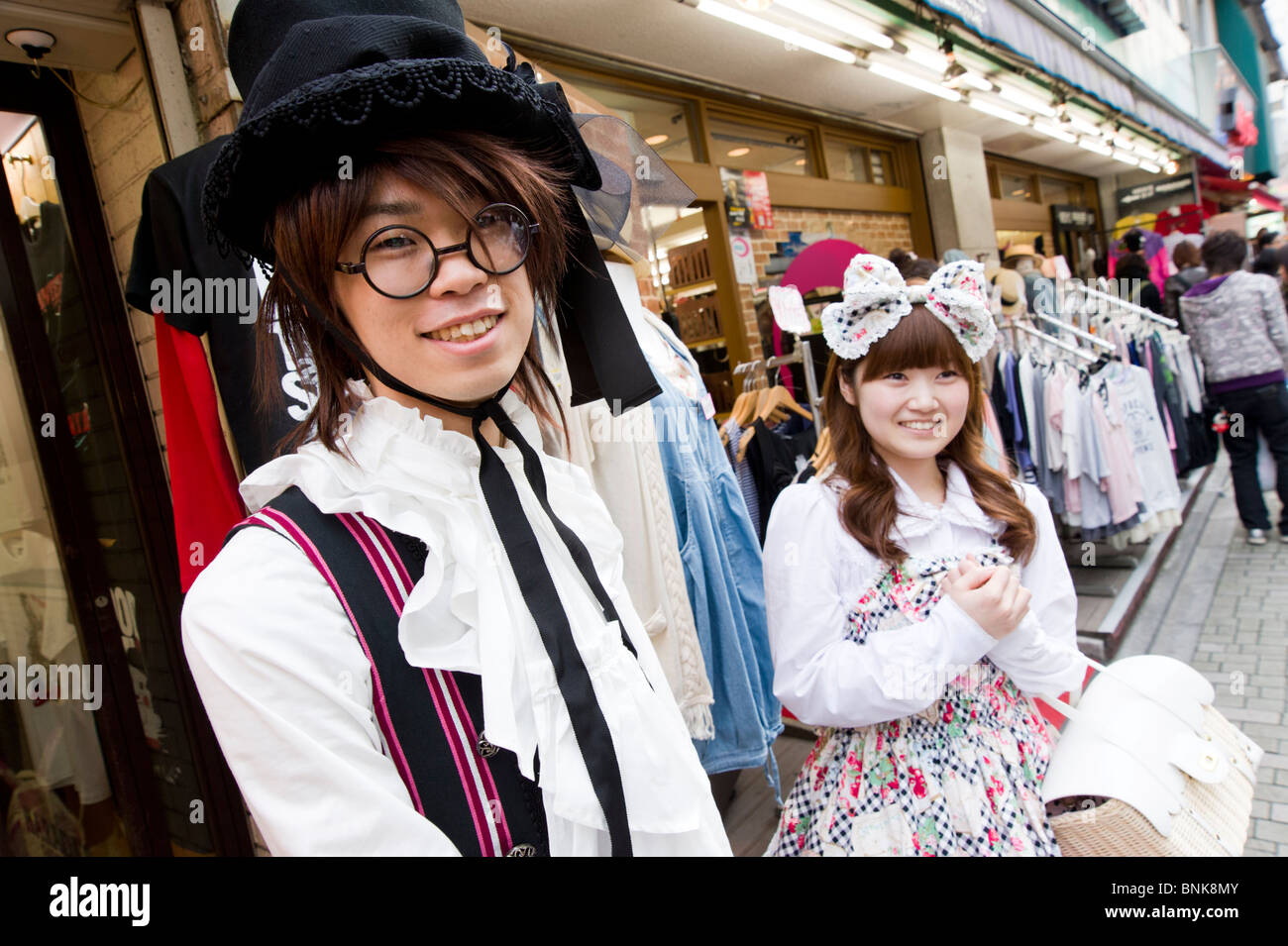 Jugendliche, die Cosplay Kleidung auf Takeshita Dori in Harajuku, Tokyo, Japan Stockfoto