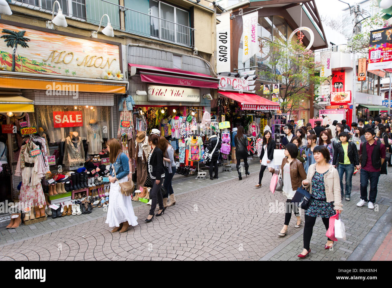 Menschen beim Einkaufen auf Takeshita Dori in Harajuku, Tokyo, Japan Stockfoto