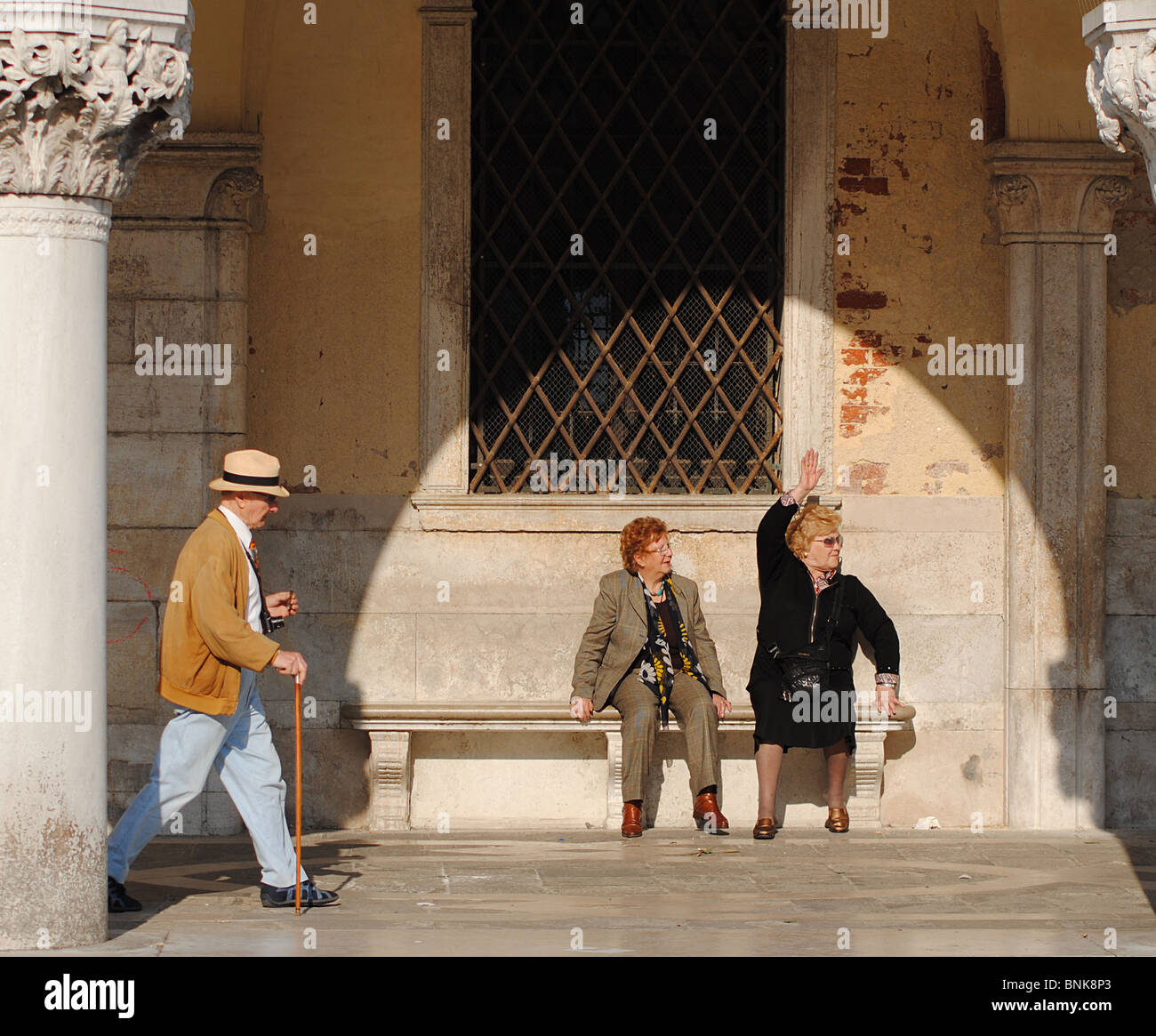 Am Abend Schatten und ältere Menschen in Markusplatz entfernt, Venedig Italien Stockfoto