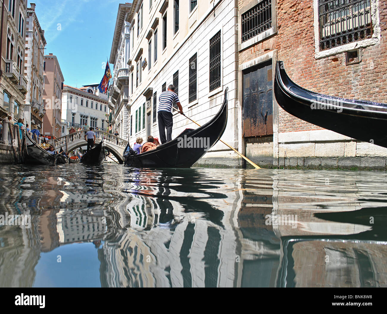 Gondeln in einem Kanal, Venedig, Italien Stockfoto