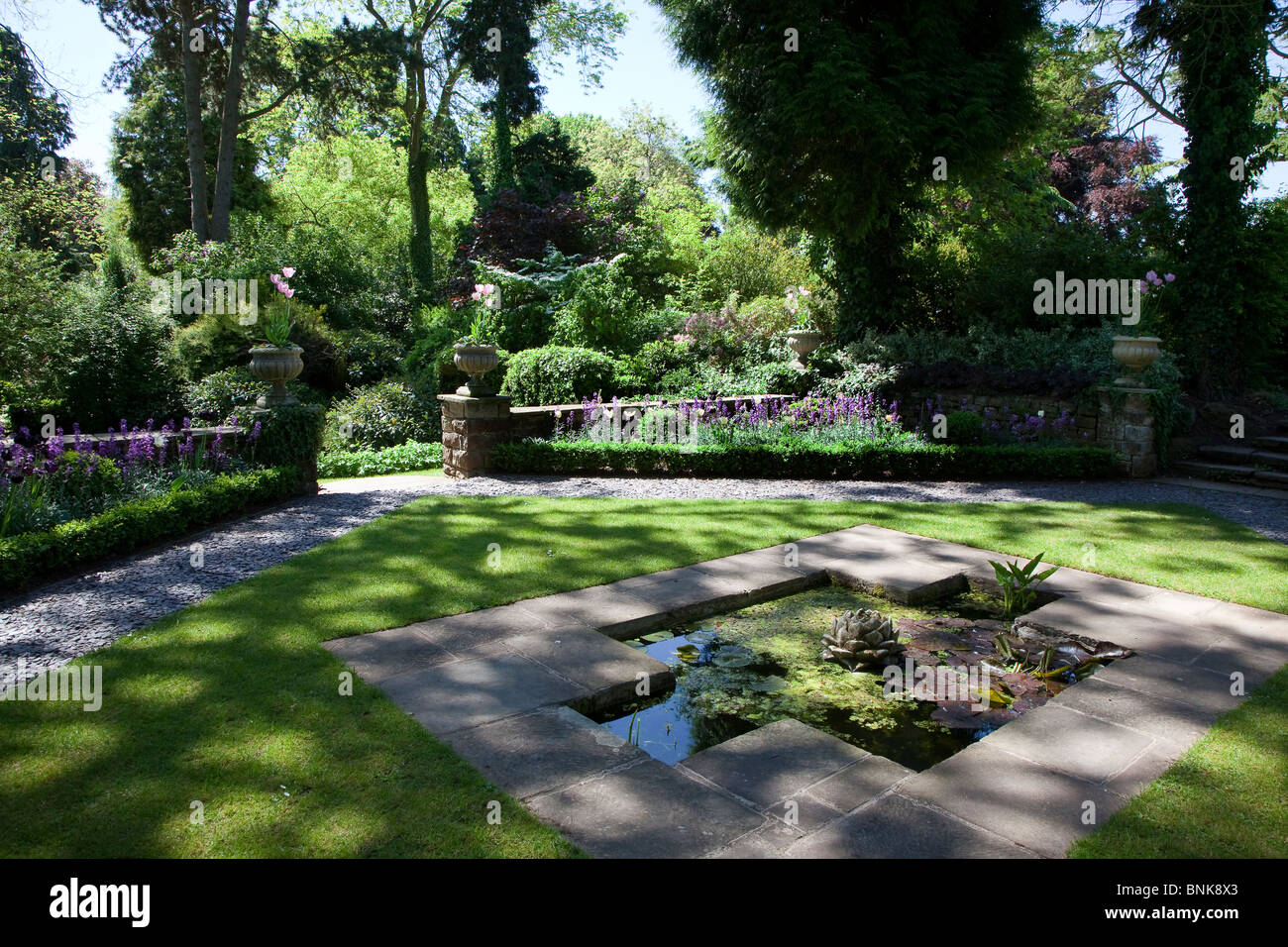 Teich in Form eines Kreuzes im formalen Garten mit Schatten Dewstow Wales UK Stockfoto