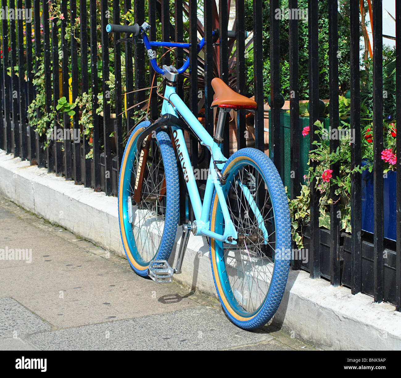 Blaues Fahrrad, London Stockfoto