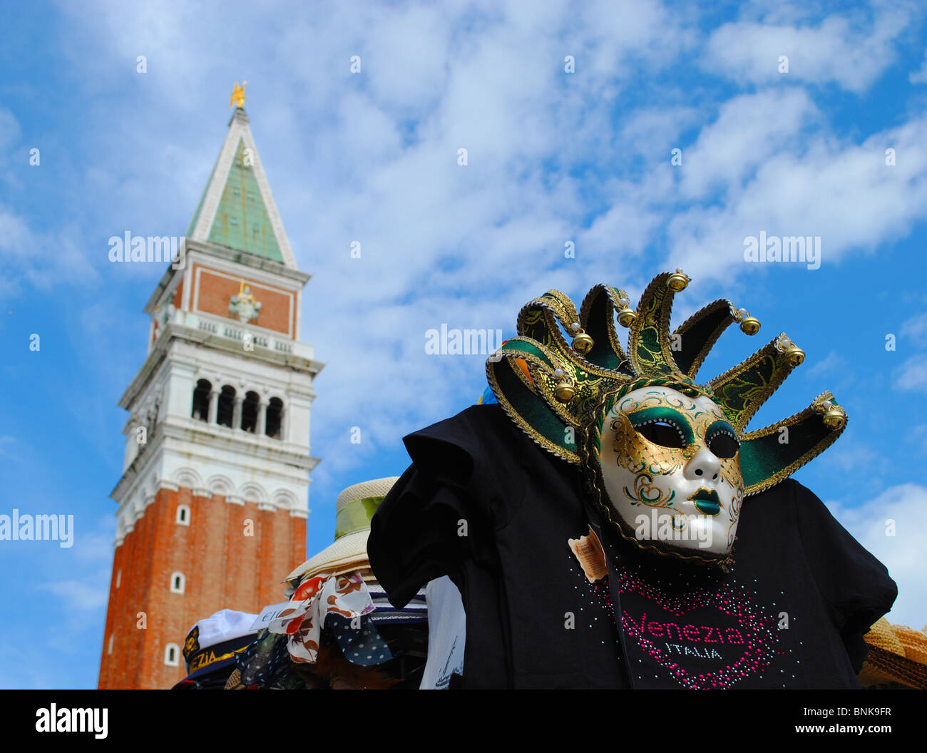 Maske und Bell tower in Markusplatz entfernt, Venedig, Italien Stockfoto