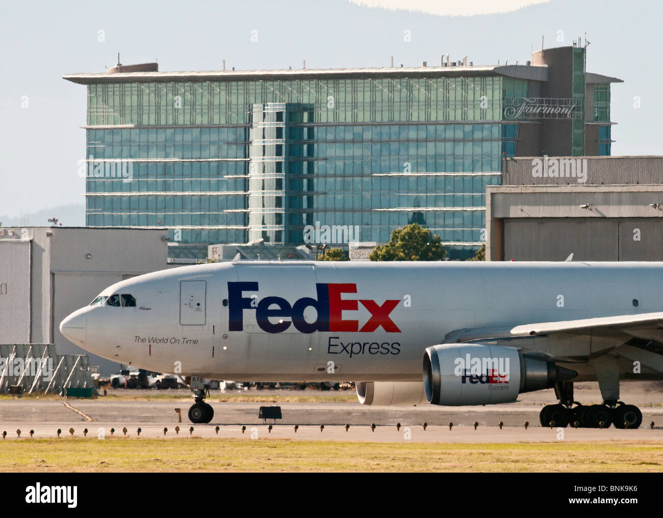 FedEx (Federal Express) Airbus A300 (A300F4-605R) Cargo Jet bereitet nehmen weg vom internationalen Flughafen Vancouver. Stockfoto