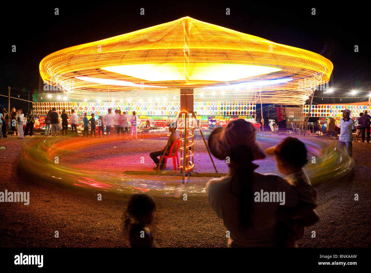 Langzeitbelichtung auf einem Rummelplatz mit Zuschauern im Vordergrund - Siem Reap, Kambodscha Stockfoto