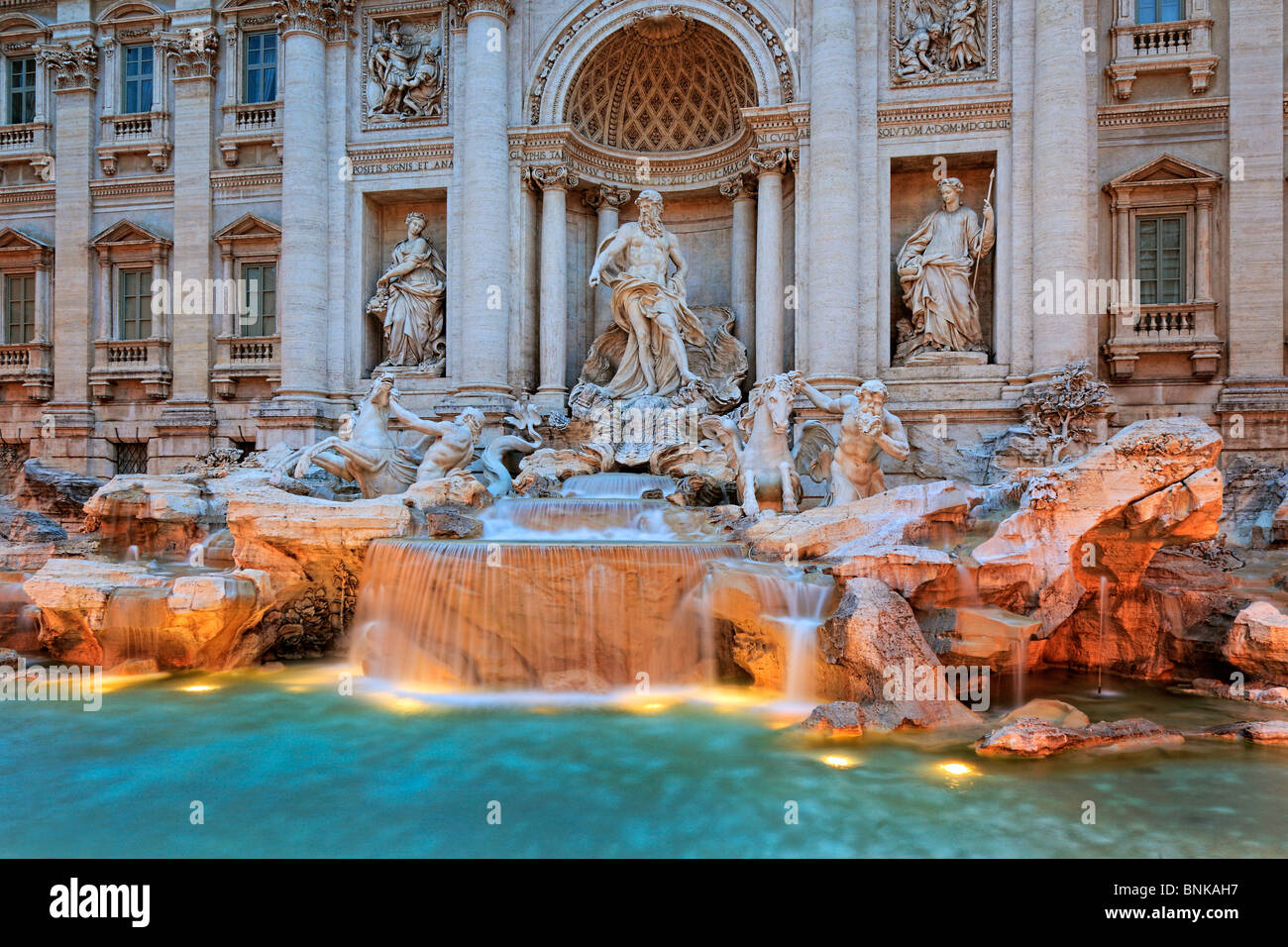 Der Trevi-Brunnen (Italienisch: Fontana di Trevi) ist ein Brunnen in der Rione Trevi in Rom, Italien Stockfoto