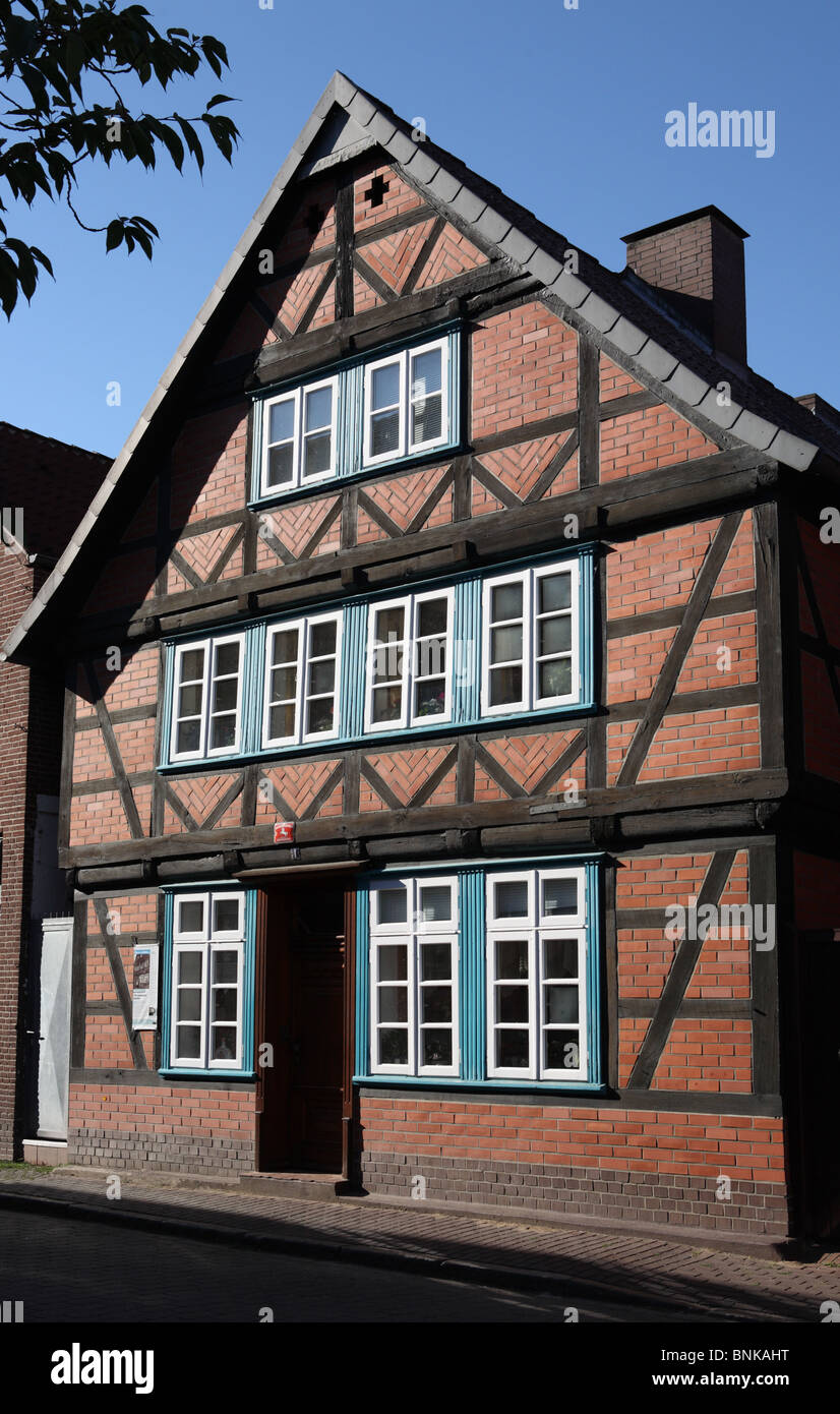 Halbe Fachwerkhaus in der deutschen Stadt Hitzacker, gesehen aus dem Elbe-Radweg oder Elberadweg Stockfoto