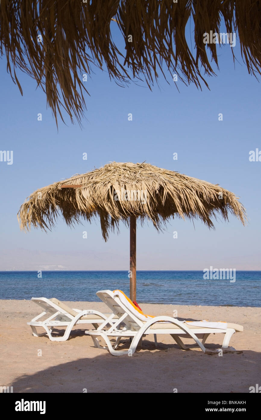 Sonnenliegen auf einem ägyptischen Strand Stockfoto