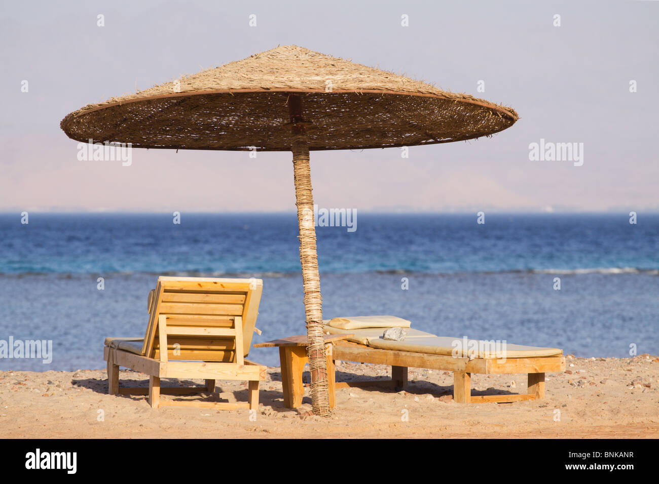 2 liegen auf einem ägyptischen Strand Stockfoto