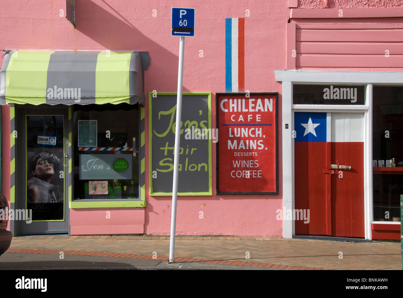 Friseursalon und ein Café im rosa Gebäude, Newtown, Wellington, Nordinsel, Neuseeland Stockfoto