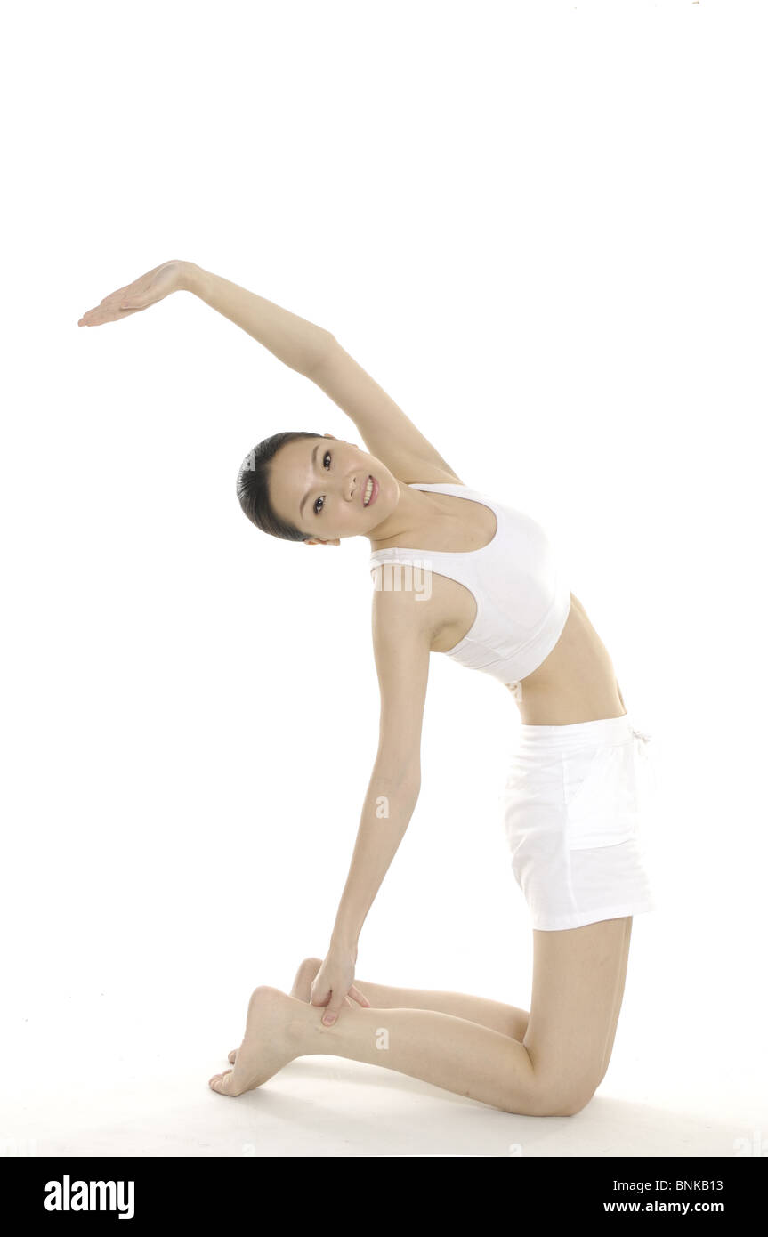 Frau, die sich durch Ausdehnung erstreckt sich Stockfoto