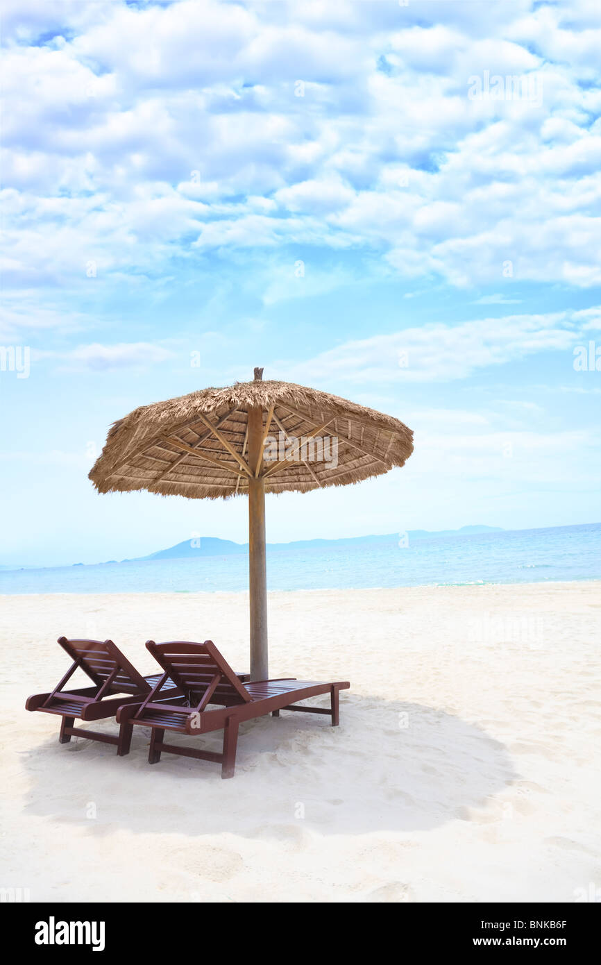 Tropischen Sandstrand mit Liegestühlen im sonnigen Tag Stockfoto