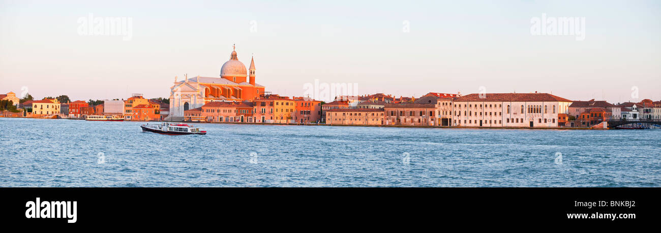 Der Blick über das Wasser zu La Giudecca aus La Salute in der schönen Altstadt von Venedig. Stockfoto