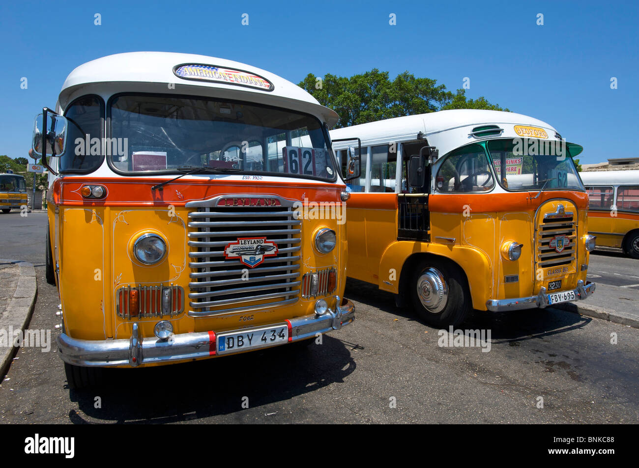 Malta Bus Busse Bus Busse Strafe Verkehr in der Regel in der Regel Urlaub Reisen Urlaub mediterran Stockfoto